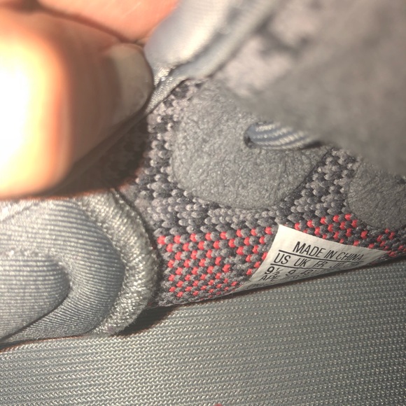 Yeezy Boost 350 V2 Belugas 2.0 - Picture 5 of 6