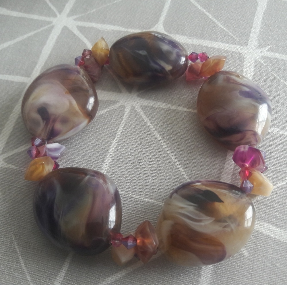 A stunning chunky beaded bracelet with grey,purple