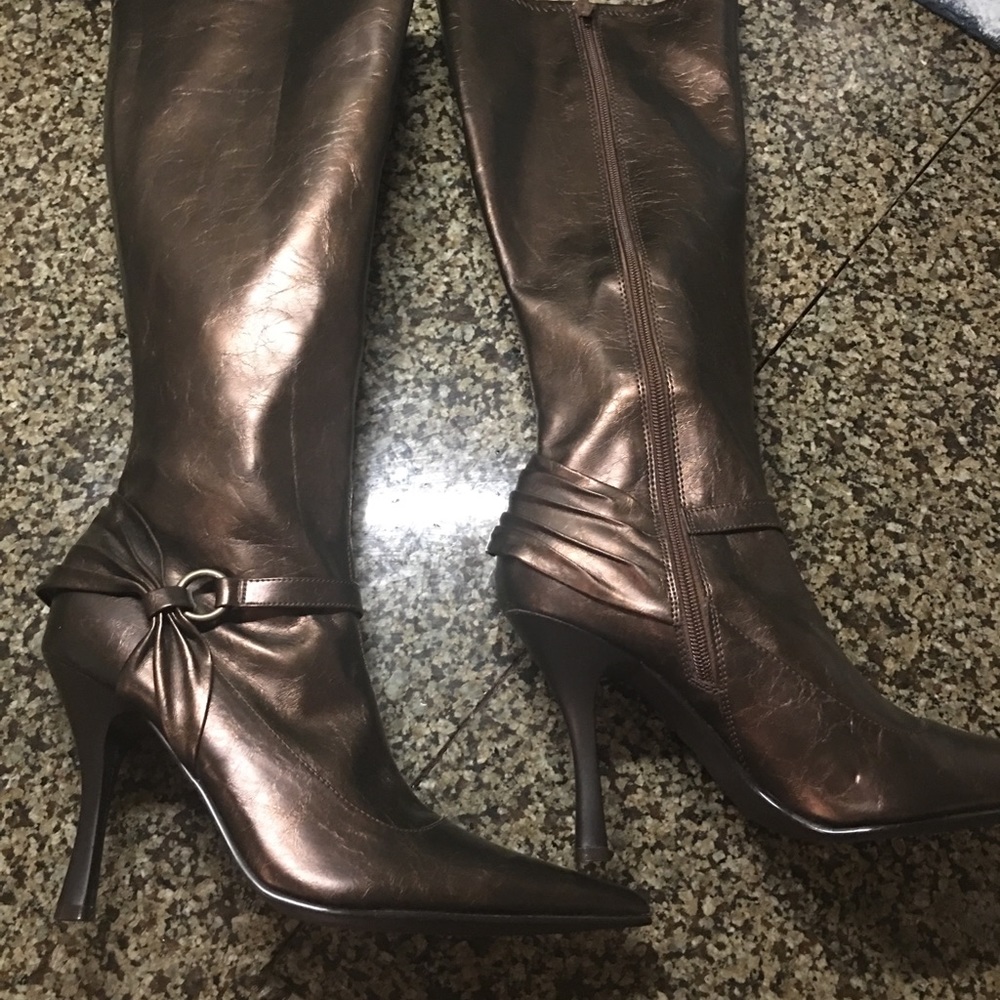 Stunning Holiday shine Knee Hi boots by MIA SZ 9
