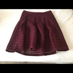 Semi-short slighted pleated skirt