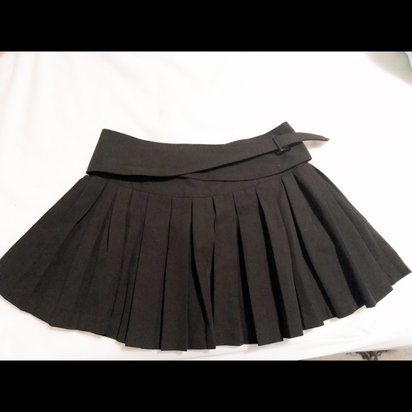 Beautiful black mini skirt - Picture 2 of 7