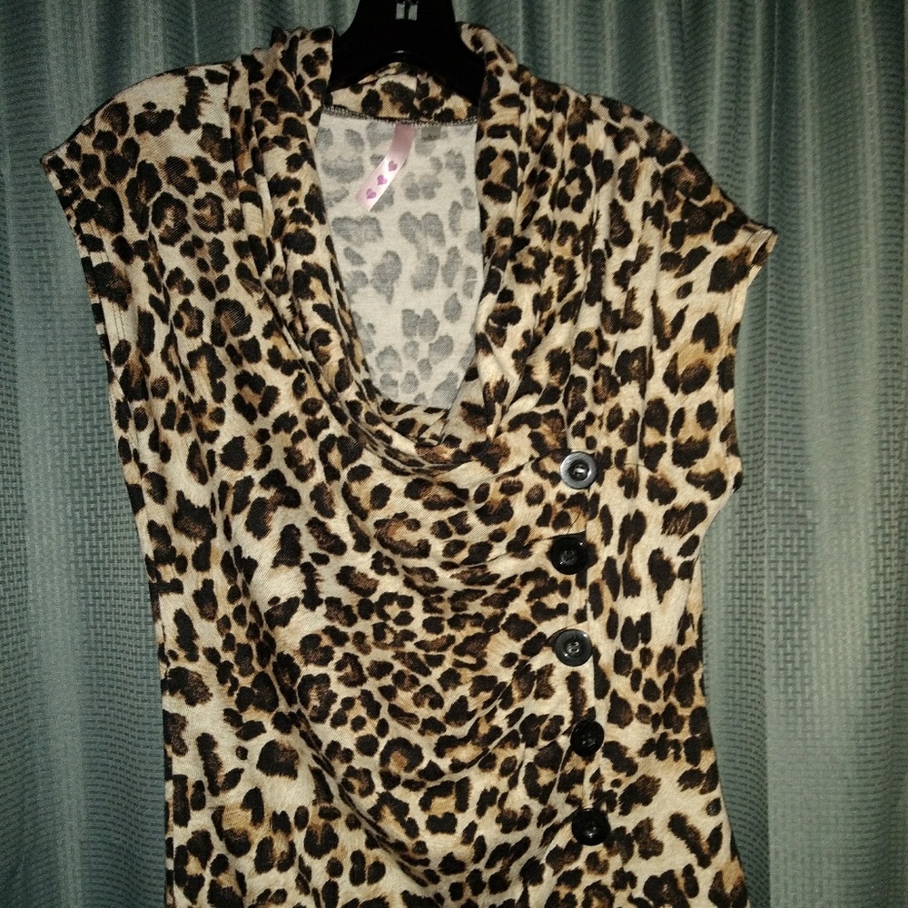 Leopard top with buttons