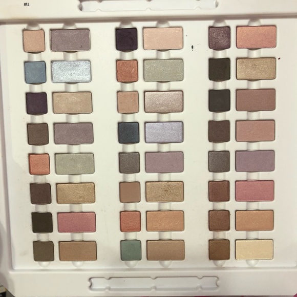 48 Clinique eyeshadows
