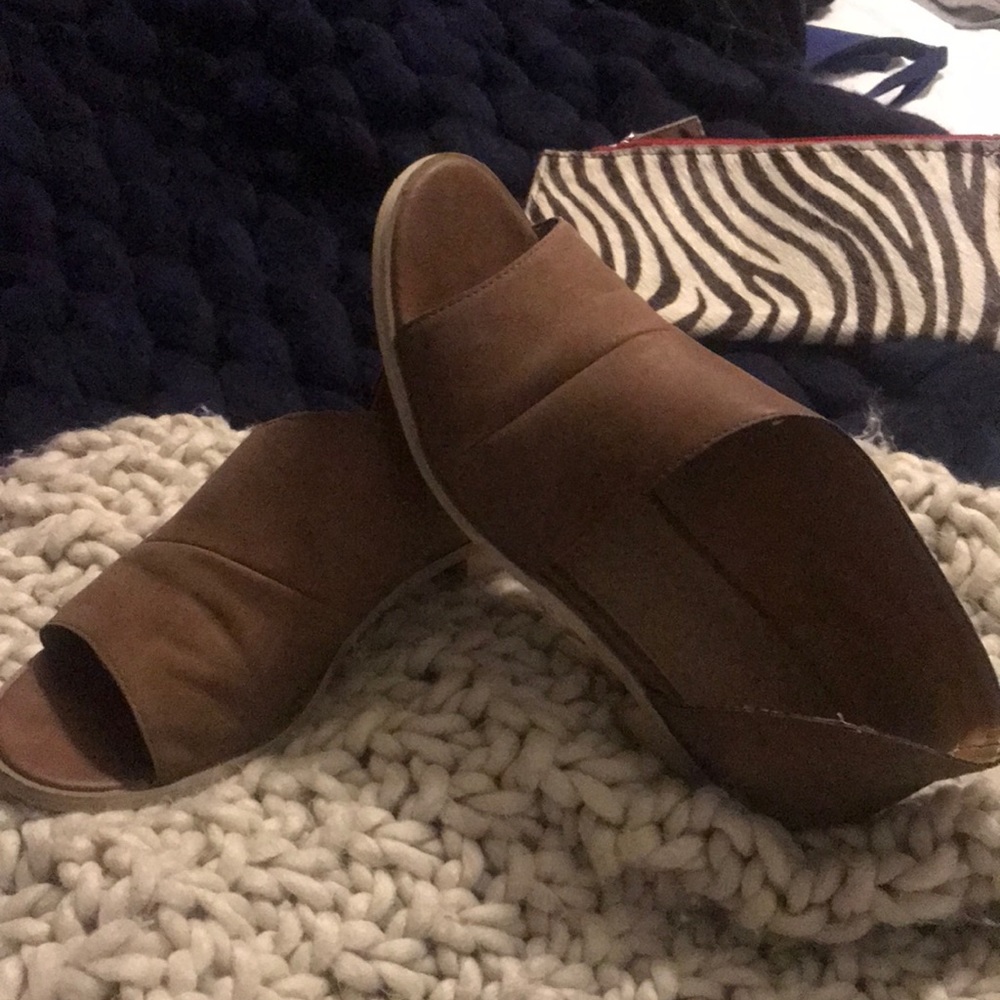 SOLD     Brown leather upper flats