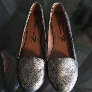 Size 7 Seven7 Brand loafers in a gold/black