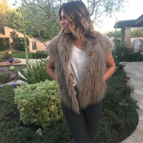 Faux Fur Vest with Pockets - Picture 3 of 4