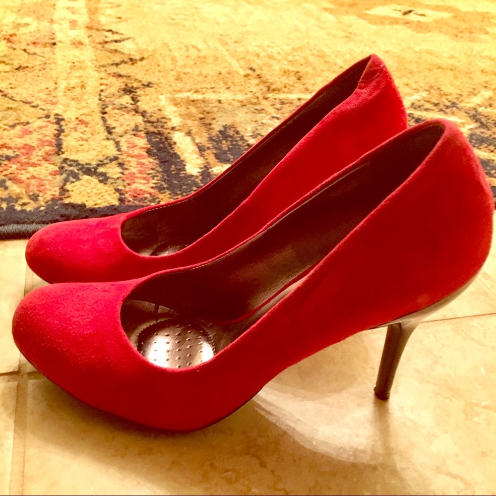 Kenneth Cole REACTION Ruby Suade RXN heel Pumps 7