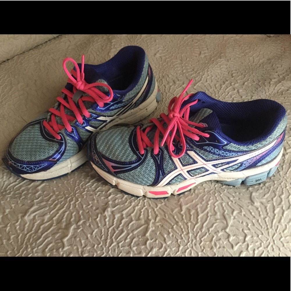 Great condition asics tennis shoes!