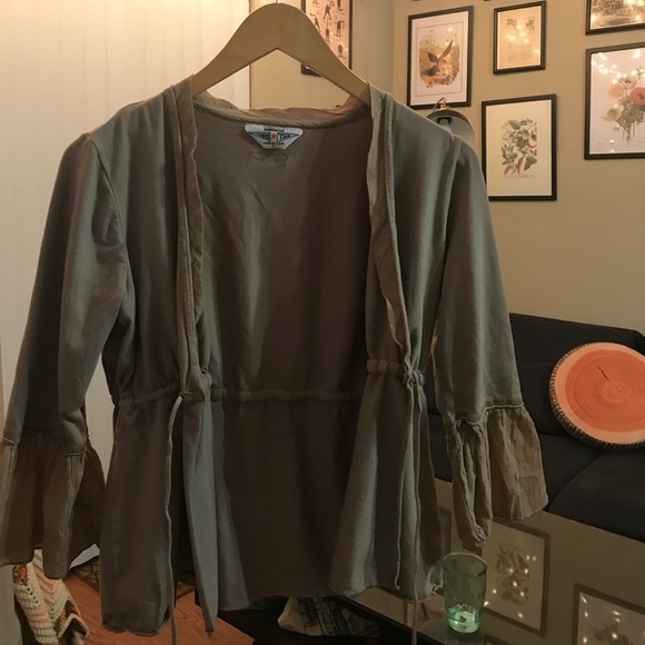 Super cute open blouse! - Picture 2 of 3