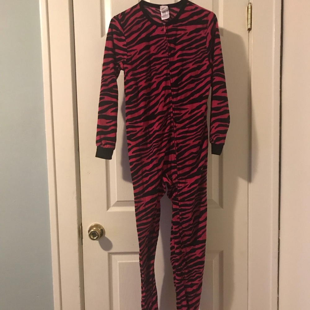 Girls one piece nighty with feet. Never worn sz s