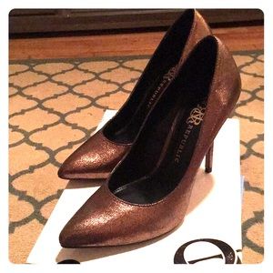 Rock & Republic Gold Pumps