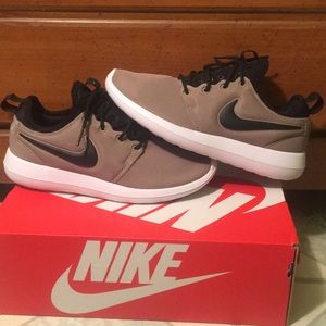 ✨NWB DS NIKE ROSHE✨