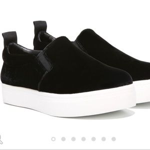 New worn 3 times but we’re too small