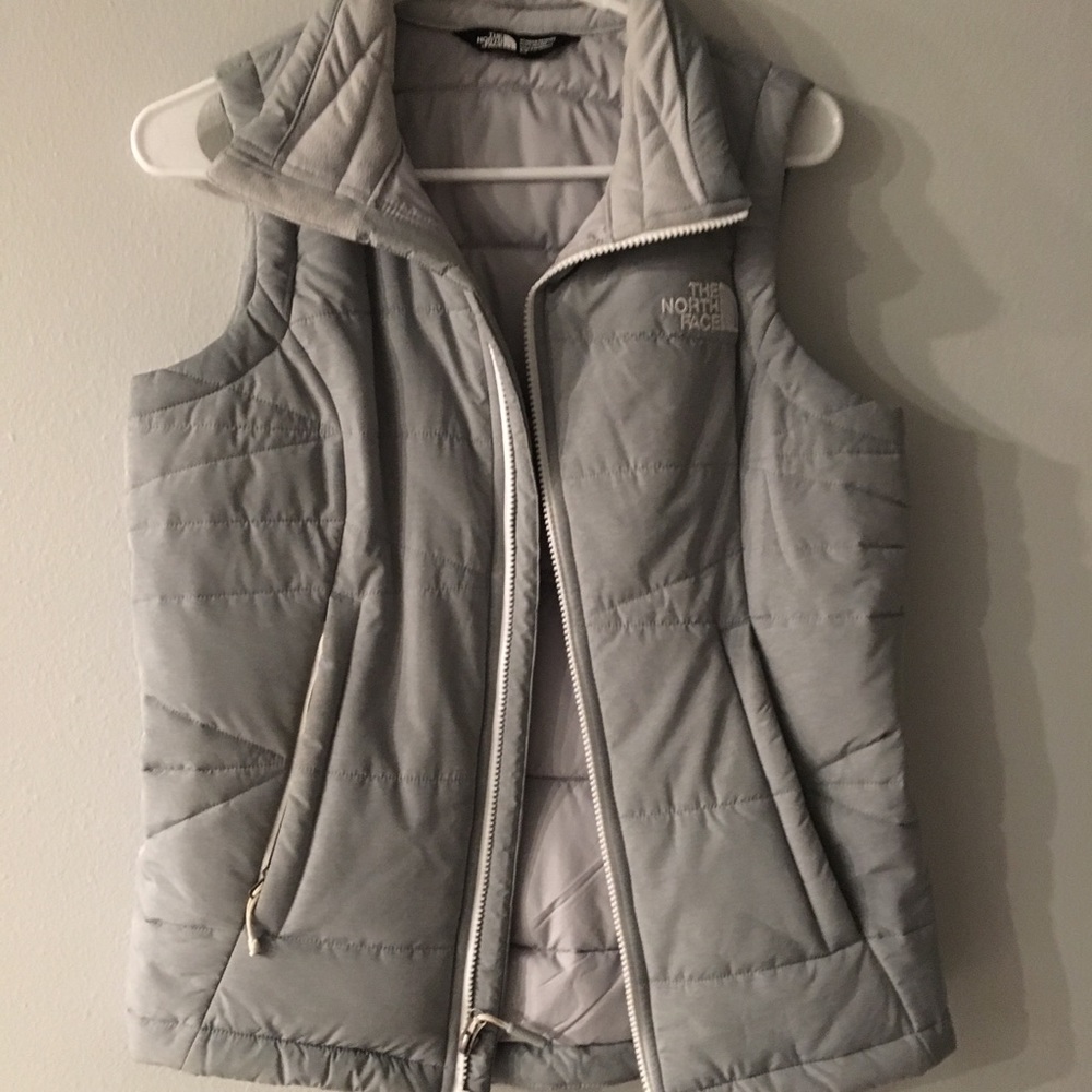 grey north face vest