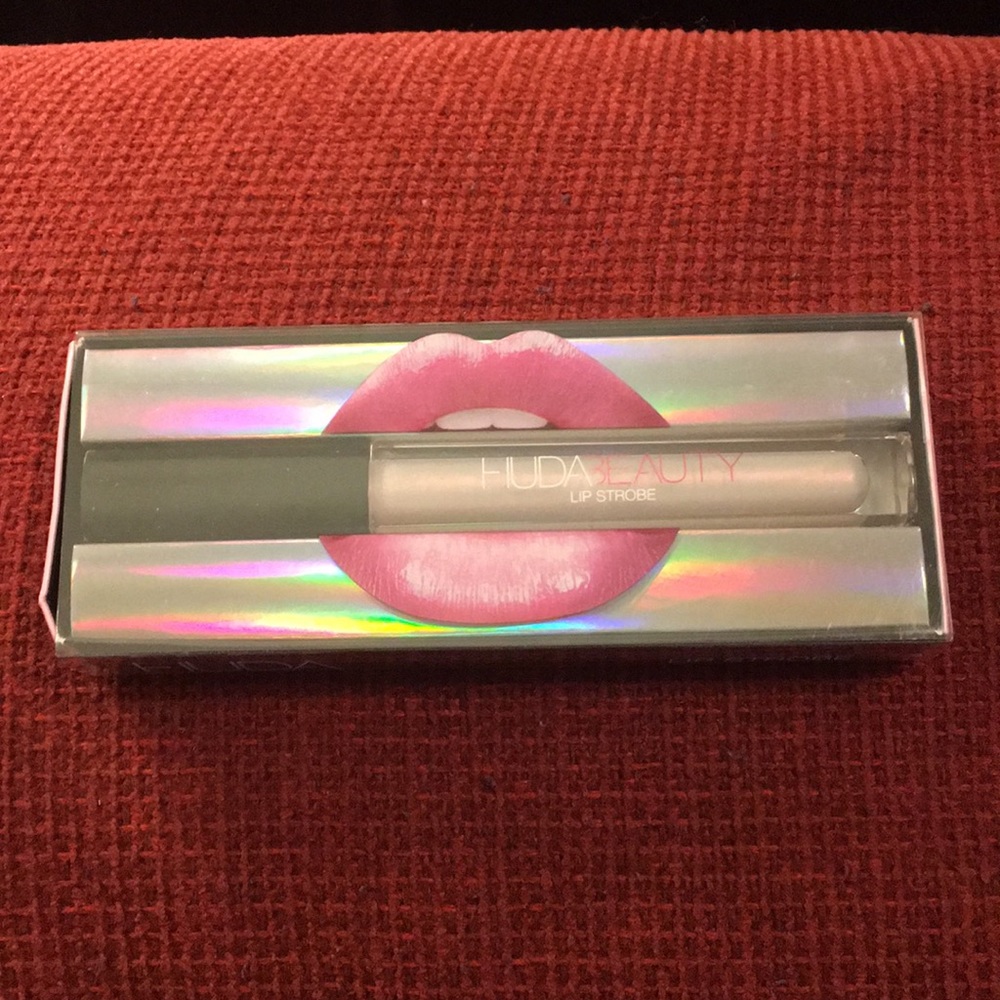 Huda Beauty lip strobe in Enchanting