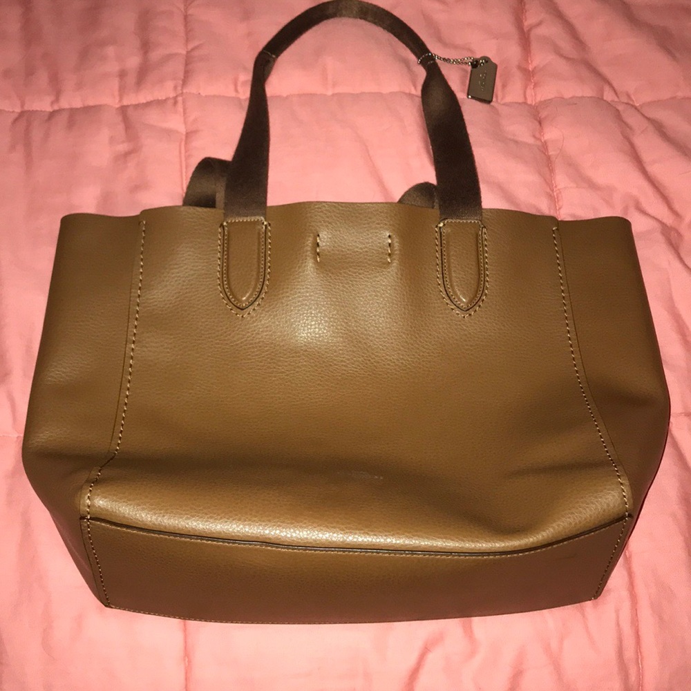 Coach (Derby Tote in Pebble Leather)