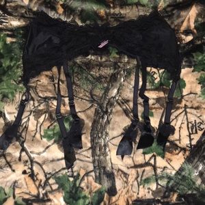 Never worn Victoria’s Secret guarder belt size M/L