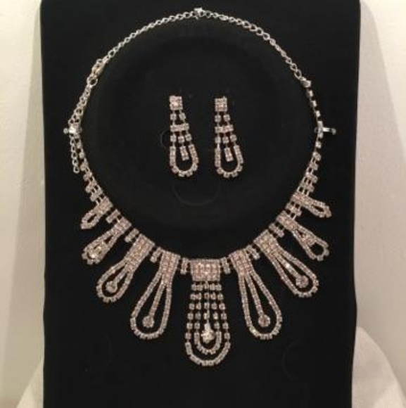 Elegant jewelry set of necklace and earrings - Picture 1 of 1