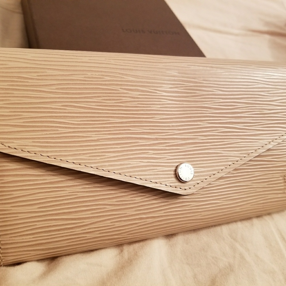******SOLD******Authentic LV Sarah Wallet