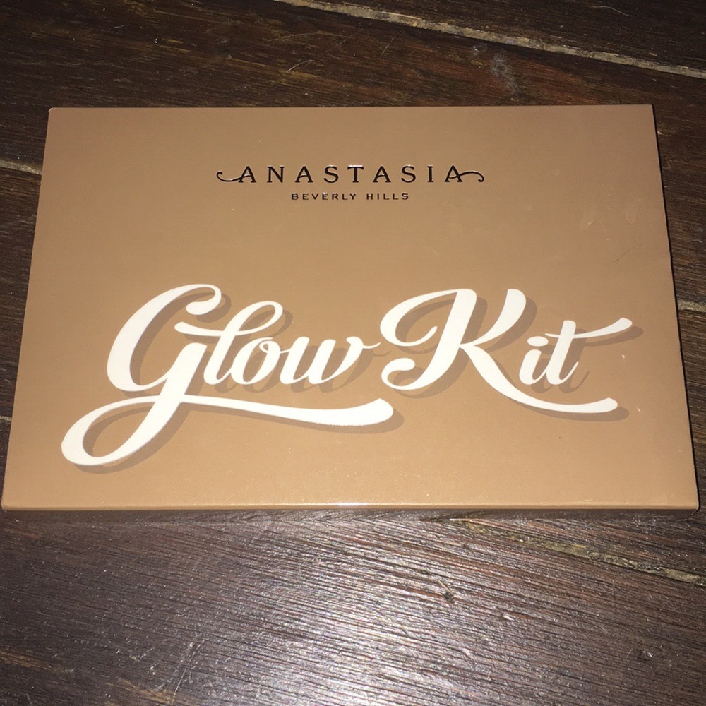Anastasia Beverly Hills Glow Kit highlighter