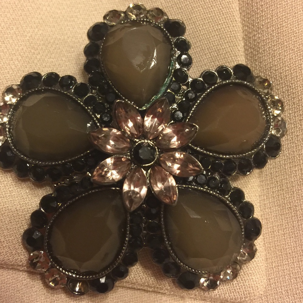 Add this cute Brooch to your collection. Preowned.
