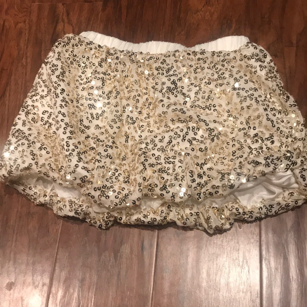 Girls siz 6 cream/gold bubble skirt.
