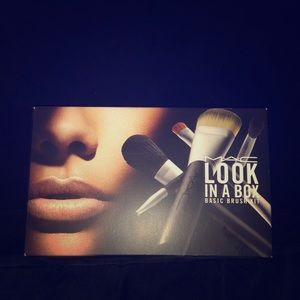 🎁🎄MAC look on a box basic BRUSH set🎁🎄