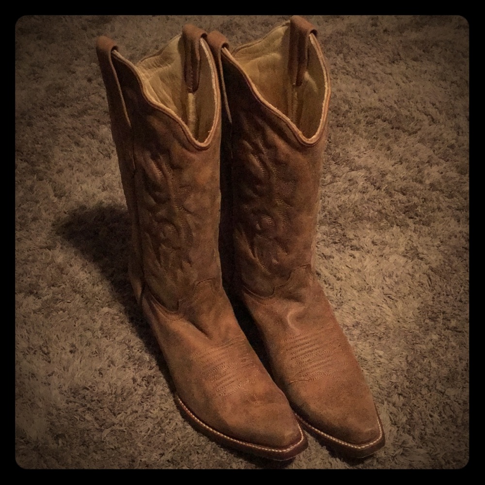 Size 9 1/2 Tan embroidered Corral cowboy boots!