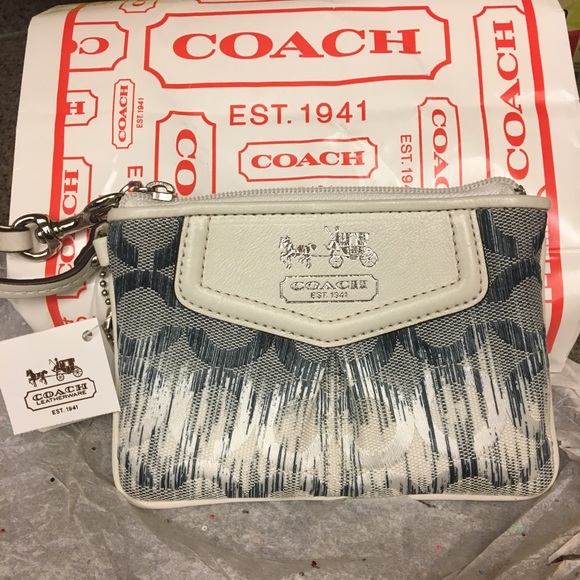 NWT small. Wristlet. Great xmas gift - Picture 2 of 3