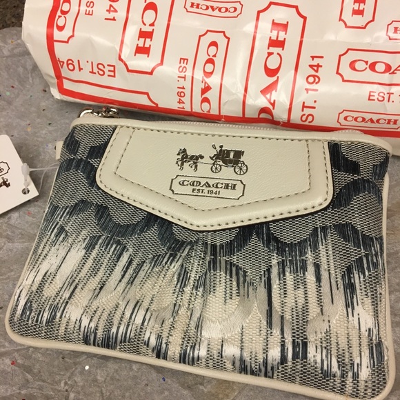 NWT small. Wristlet. Great xmas gift - Picture 3 of 3