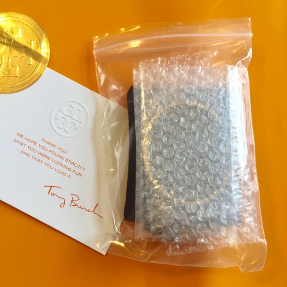 tory burch // gold t logo cuff bracelet - Picture 4 of 7