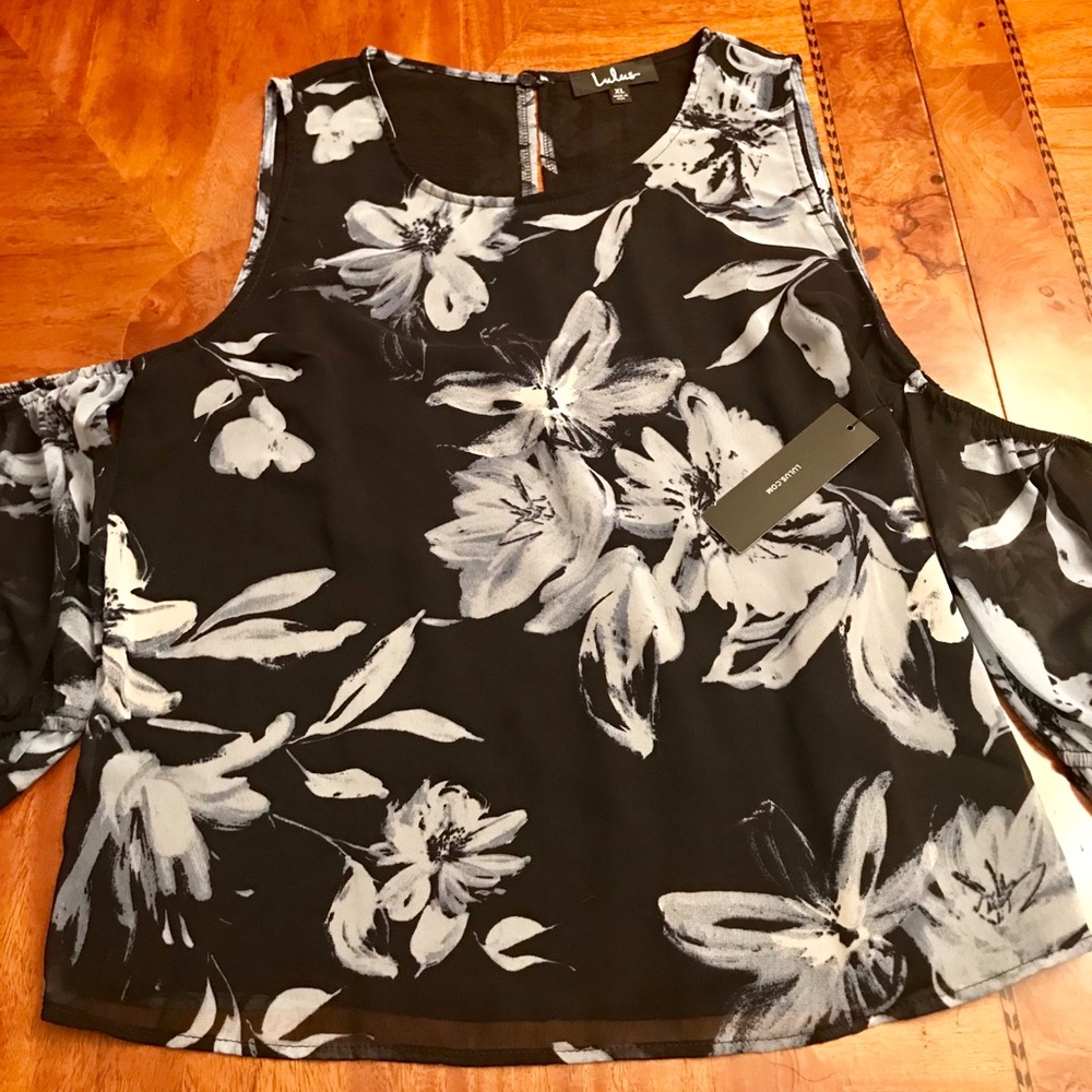 Cute & brand new Lulu’s cold-shoulder top