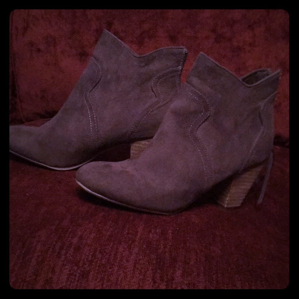 Report Ankle booties