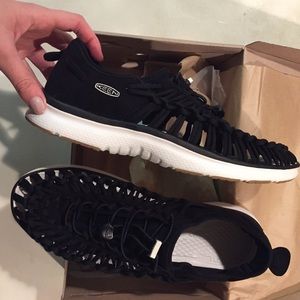 Keen UNEEK O2 sneaker in black/harvest gold