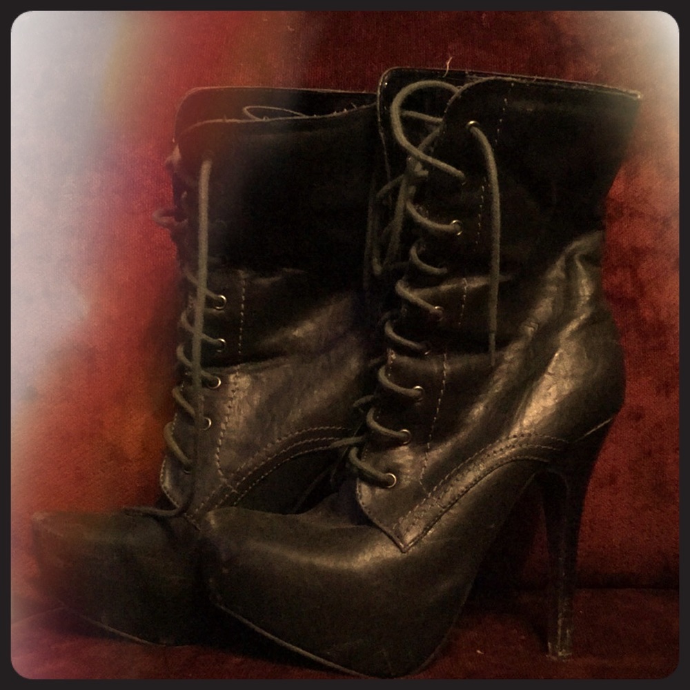 Toi et Moi Olive green Lace up Boots