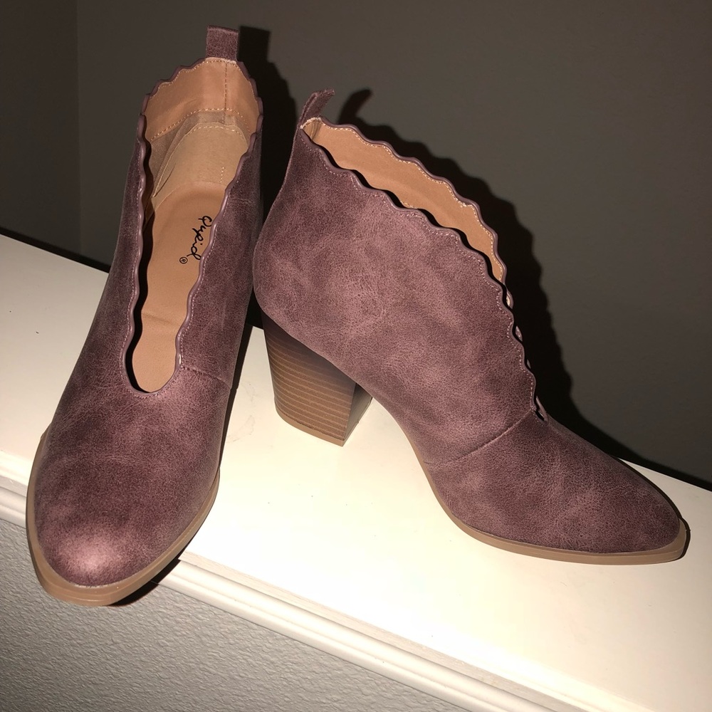 ✨NWB Qupid Rose Taupe Scalloped Booties - 8.5✨