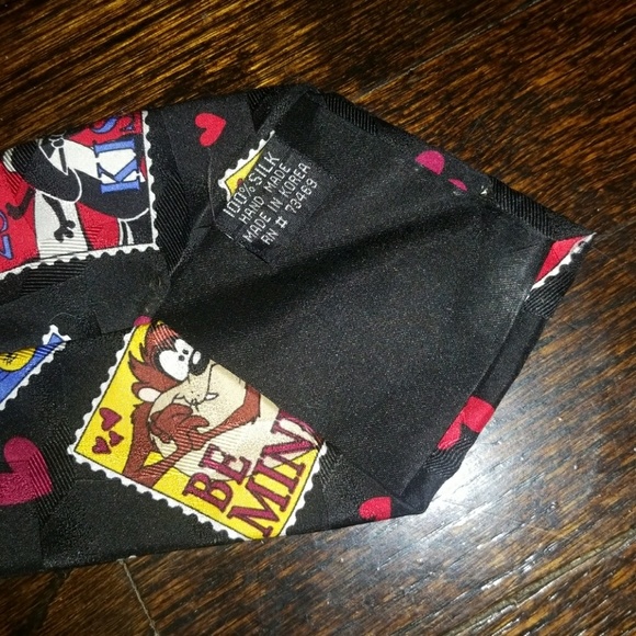 ⭐️ 5/$25 100% Silk Looney Tunes Mania Tie - Picture 5 of 5