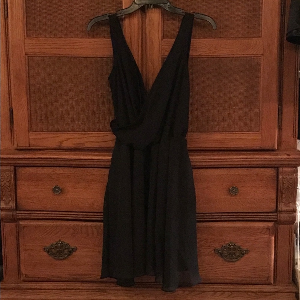 The Essential Lil Black Dress 👠🍾