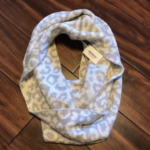 Aeropostale Gray & White Knit Infinity Scarf