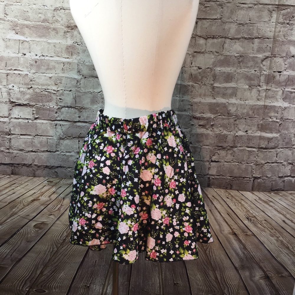 Shosho Juniors mini skirt floral sz. L