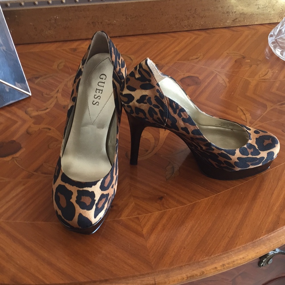 Guess Pumps