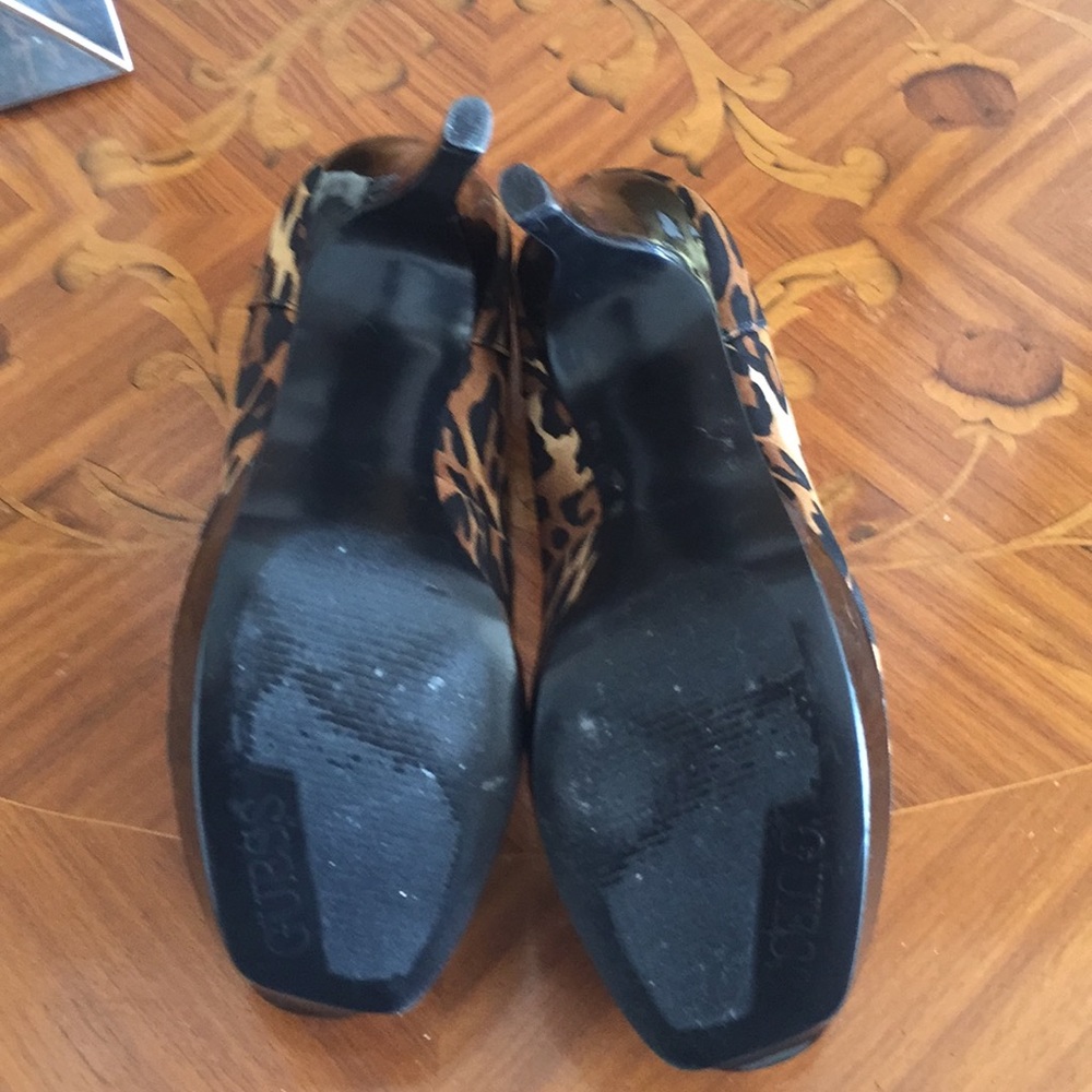 Guess Pumps - Picture 3 of 4