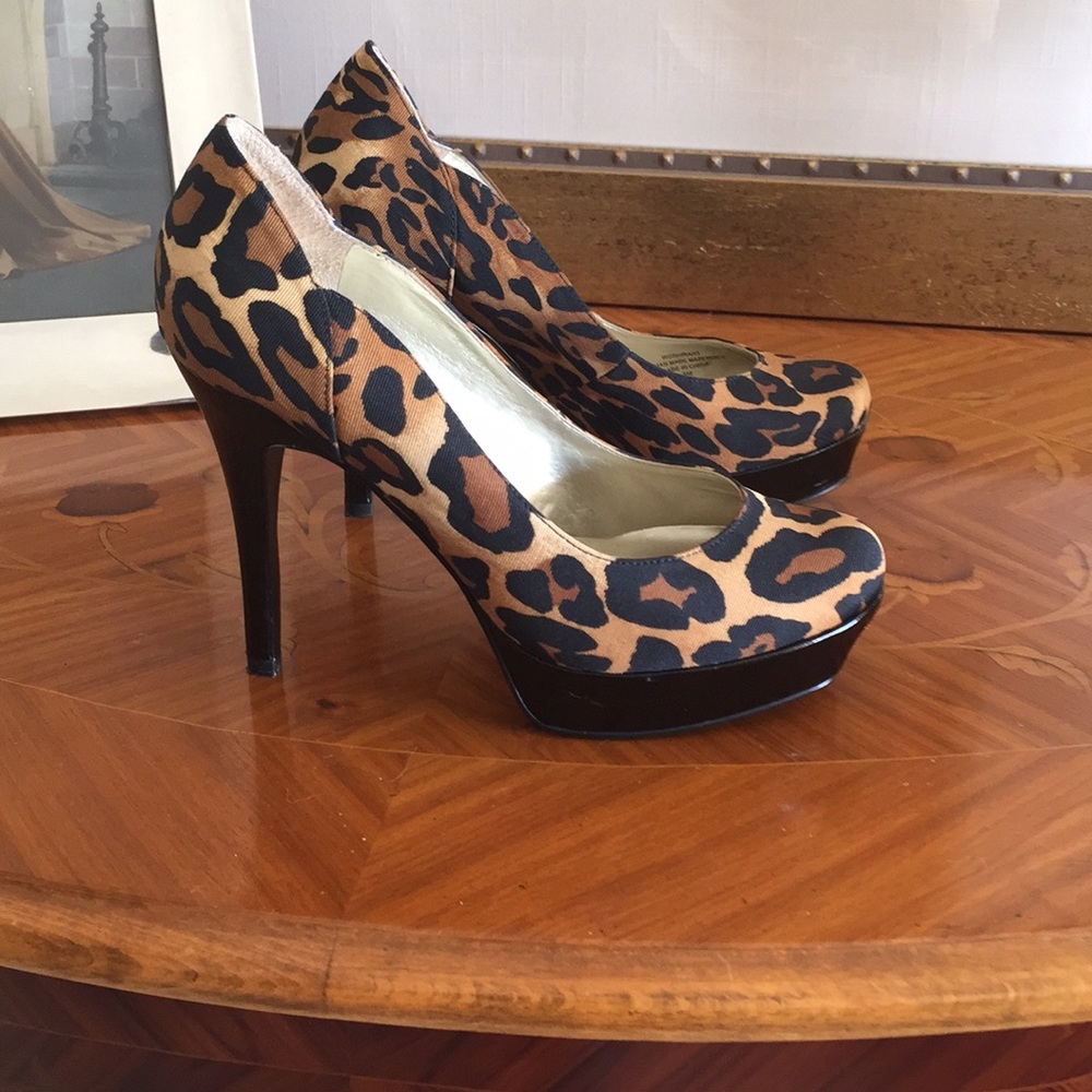 Guess Pumps - Picture 4 of 4