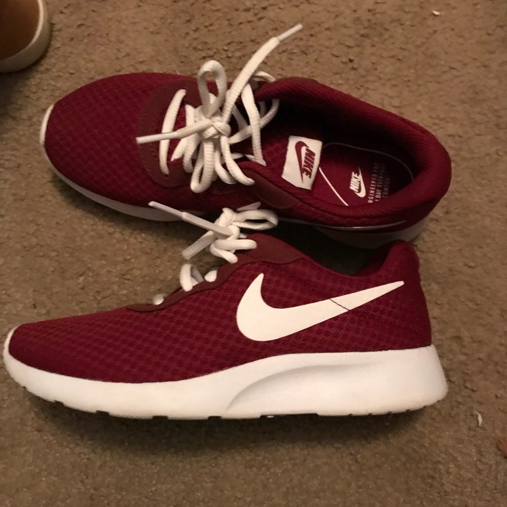 Nike women’s maroon