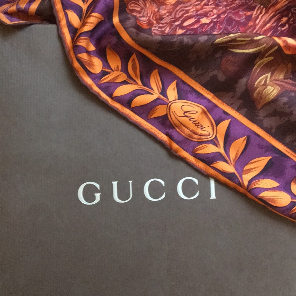 GUCCI Silk Scarf 36x36 NEVER WORN w Box and Tags!