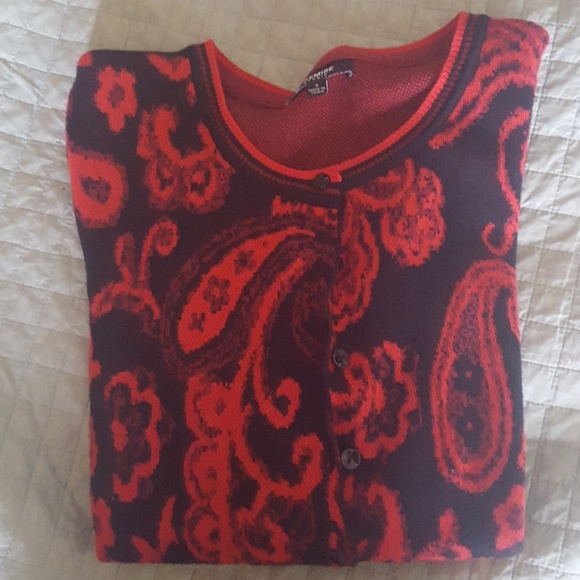 Beautiful sweater - Picture 2 of 2