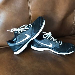 Nike women’s trainer tennis shoes. Black size 6.5