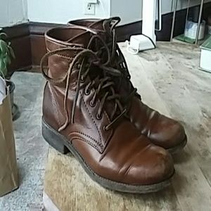 Frye womens Tyler Lace-up brown ankle boot, 9.5