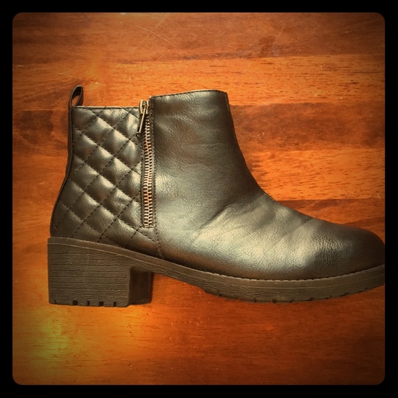 Black quilted faux leather ankle booties - Picture 1 of 7