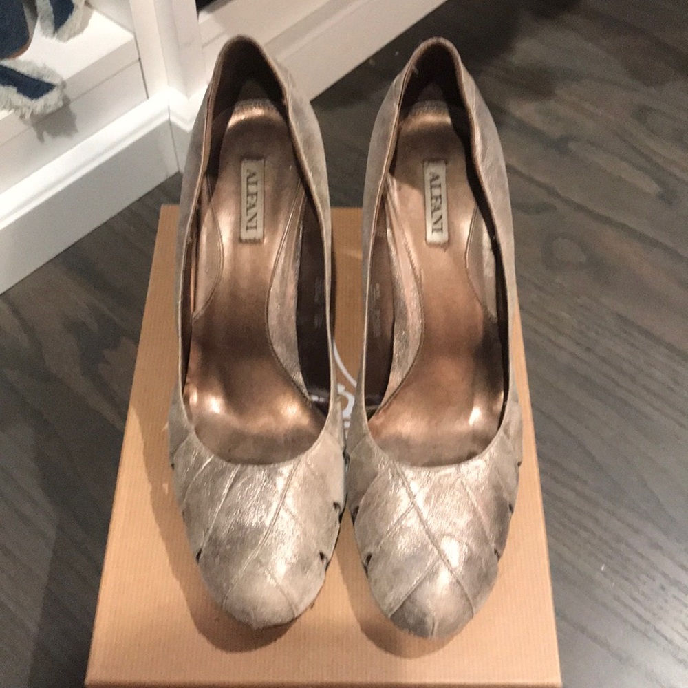 Metallic (gold/silver) pump